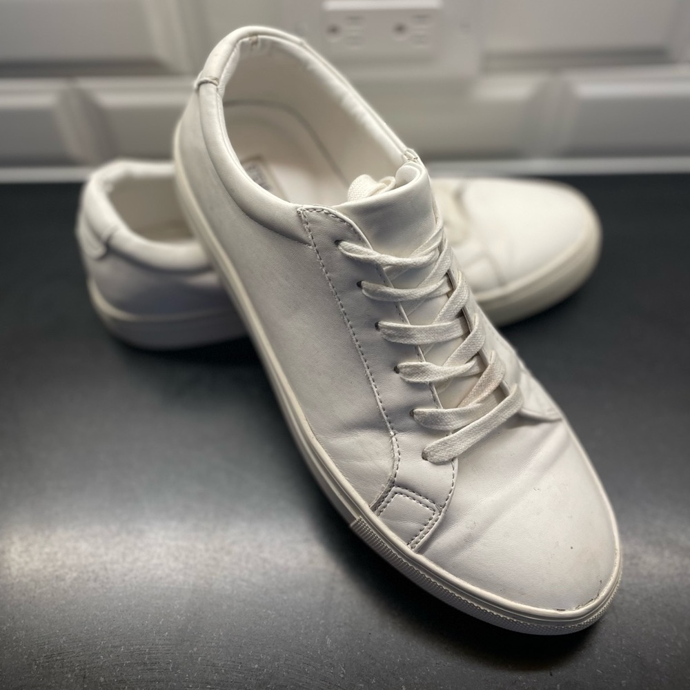 $10 - Steve Madden White Casual Shoe. SIZE 9 worn a few times - great condition!